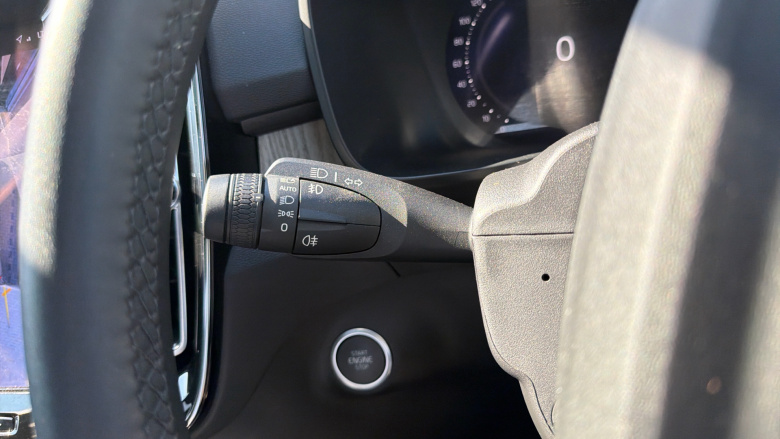 Volvo XC40 2.0 B4P Ultimate Dark 5dr Auto Petrol Estate